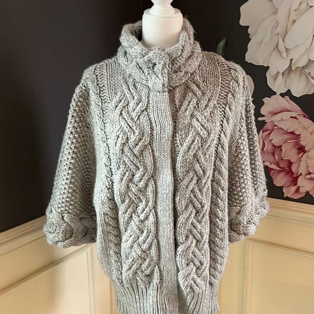Cozy grey sweater with short sleeve